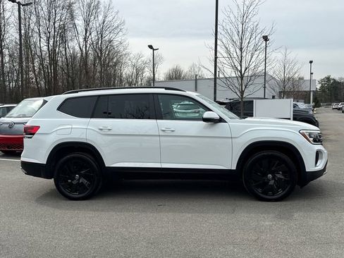 Certified 2025 Volkswagen Atlas SE w/ Black Wheel Package image 3