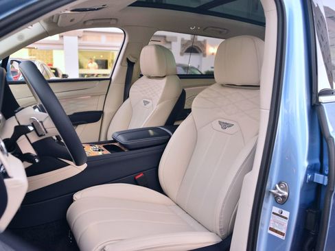 Used 2023 Bentley Bentayga Extended Wheelbase image 16