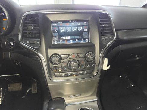 Used 2021 Jeep Grand Cherokee Laredo AWD/4WD image 32