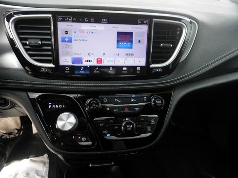 Used 2022 Chrysler Pacifica Touring image 19