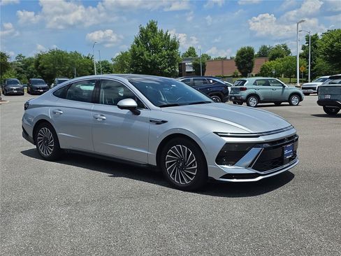 Certified 2025 Hyundai Sonata Limited FWD image 4