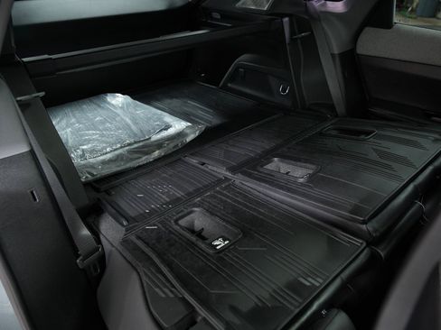 Used 2025 Cadillac Optiq Sport 2 w/ LPO, Floor Liner Package AWD/4WD image 24