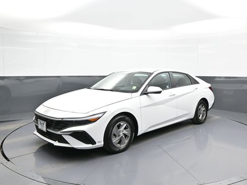 Certified 2025 Hyundai Elantra SE image 10