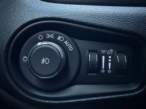 Used 2018 Jeep Renegade Altitude image 13