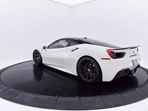 Used 2018 Ferrari 488 GTB RWD image 17