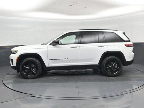Used 2024 Jeep Grand Cherokee Altitude AWD/4WD image 38