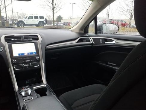 Used 2020 Ford Fusion SE image 12