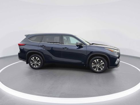Certified 2022 Toyota Highlander XLE image 9