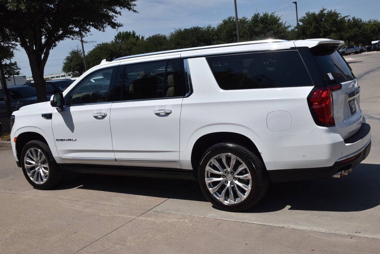 Used 2024 GMC Yukon XL Denali w/ Advanced Technology Package AWD/4WD image 4