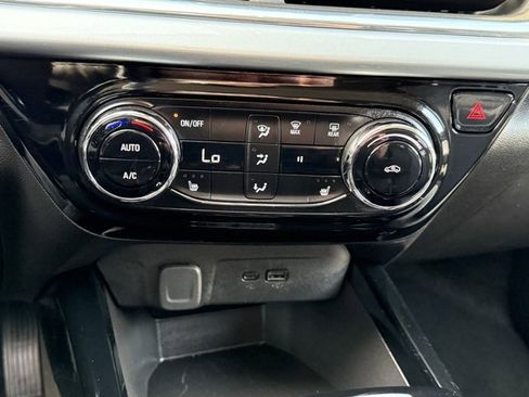 Used 2025 Chevrolet Trax LT w/ LT Convenience Package image 22