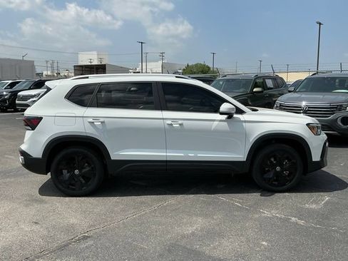 New 2026 Volkswagen Taos SE FWD image 2