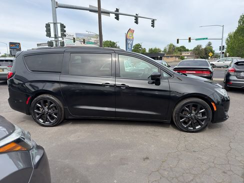 Used 2019 Chrysler Pacifica Touring-L Plus FWD image 9