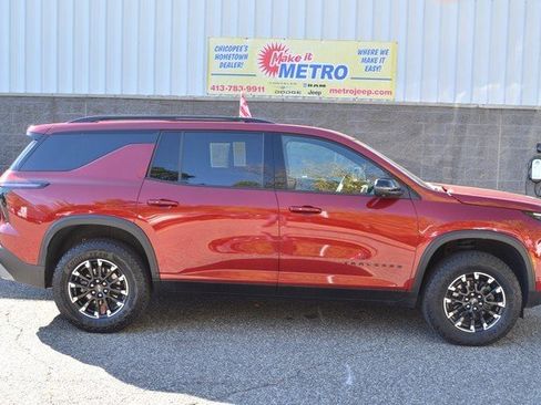 Used 2024 Chevrolet Traverse Z71 w/ Enhanced Driving Package image 9
