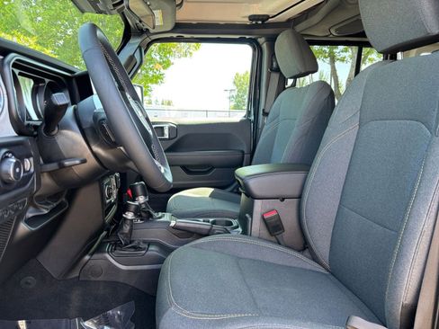Used 2025 Jeep Wrangler Unlimited Sahara AWD/4WD image 27