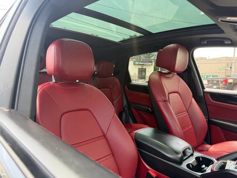 Used 2023 Porsche Cayenne AWD/4WD image 9