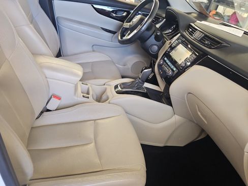 Used 2018 Nissan Rogue Sport SL w/ SL Premium Package FWD image 3
