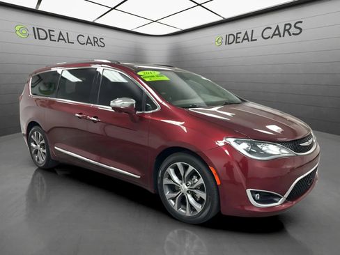 Used 2017 Chrysler Pacifica Limited FWD image 3