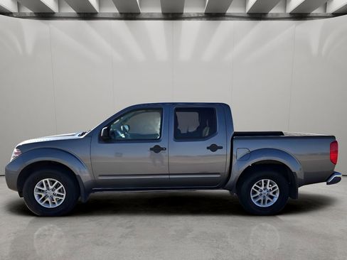 Used 2017 Nissan Frontier SV image 2