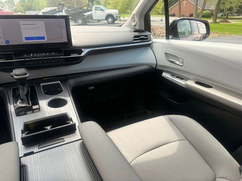 Used 2025 Toyota Sienna XLE w/ XLE Plus Package AWD/4WD image 35