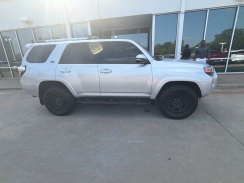 Used 2022 Toyota 4Runner SR5 Premium w/ Moonroof Package AWD/4WD image 5