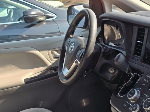 Used 2015 Toyota Sienna LE AWD/4WD image 15