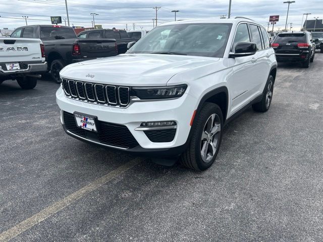 Used 2024 Jeep Grand Cherokee Limited AWD/4WD image 1