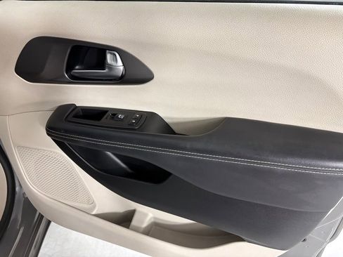 Used 2023 Chrysler Pacifica Touring-L FWD image 16