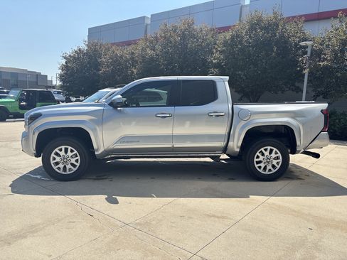 Used 2025 Toyota Tacoma SR5 AWD/4WD image 9