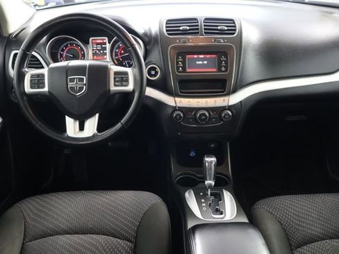 Used 2020 Dodge Journey SE w/ SE Popular Equipment Group FWD image 2