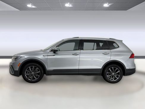 Used 2022 Volkswagen Tiguan SE FWD image 2