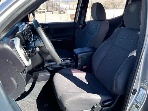 Used 2016 Toyota Tacoma TRD Off-Road image 9