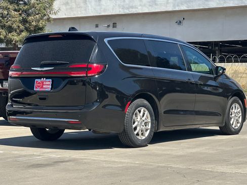 Used 2025 Chrysler Pacifica Select FWD image 3