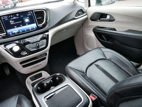 Certified 2024 Chrysler Pacifica Touring-L image 11