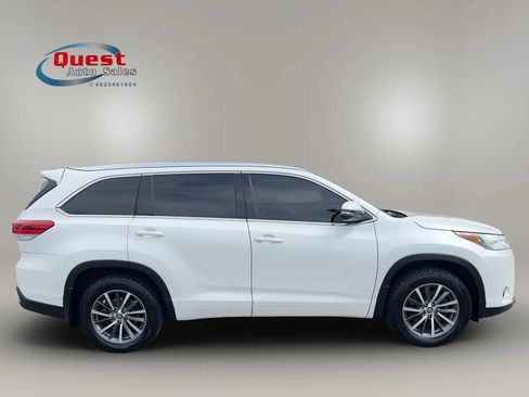 Used 2017 Toyota Highlander XLE AWD/4WD image 2