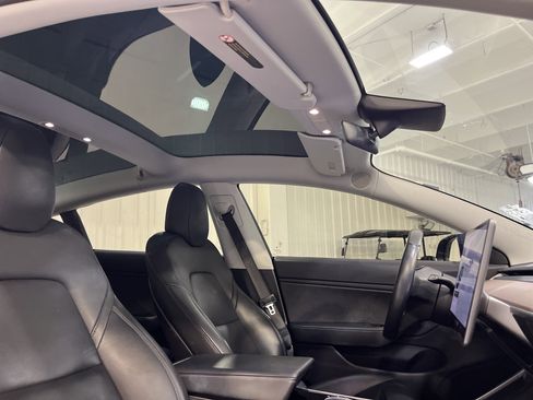 Used 2019 Tesla Model 3 Standard Range image 17