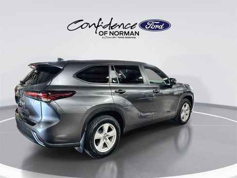 Used 2024 Toyota Highlander LE image 9