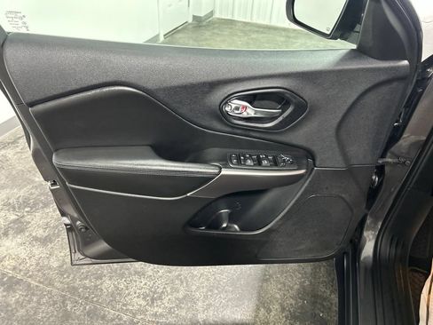 Used 2019 Jeep Cherokee Latitude Plus w/ Comfort/Convenience Group AWD/4WD image 8
