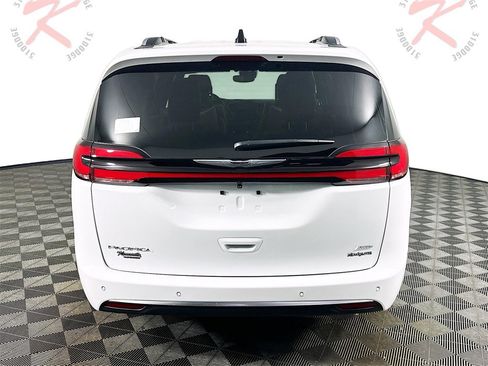 New 2026 Chrysler Pacifica Pinnacle image 6