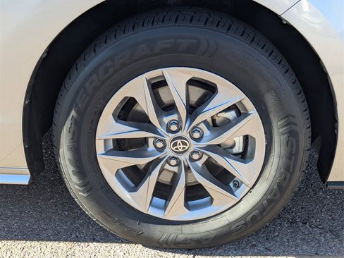 Used 2024 Toyota Sienna XLE image 10