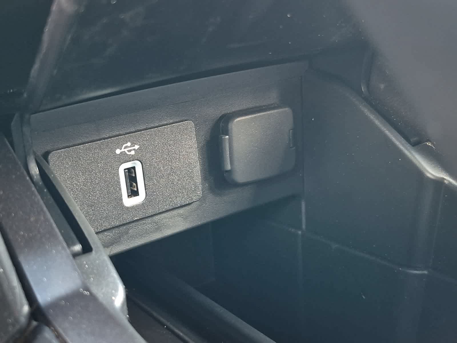 Used 2018 Ford Explorer XLT w/ Equipment Group 202A AWD/4WD image 31