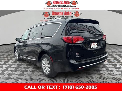 Used 2019 Chrysler Pacifica Touring-L image 4