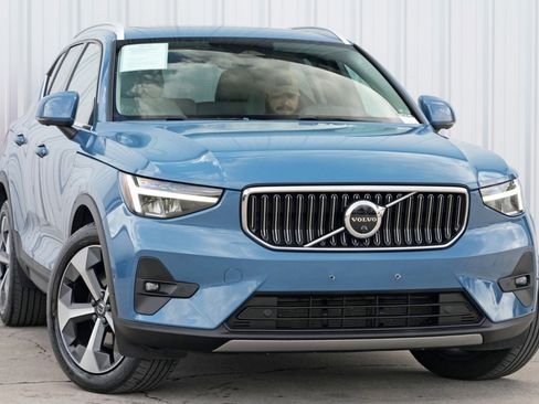 Used 2023 Volvo XC40 B5 Ultimate image 2