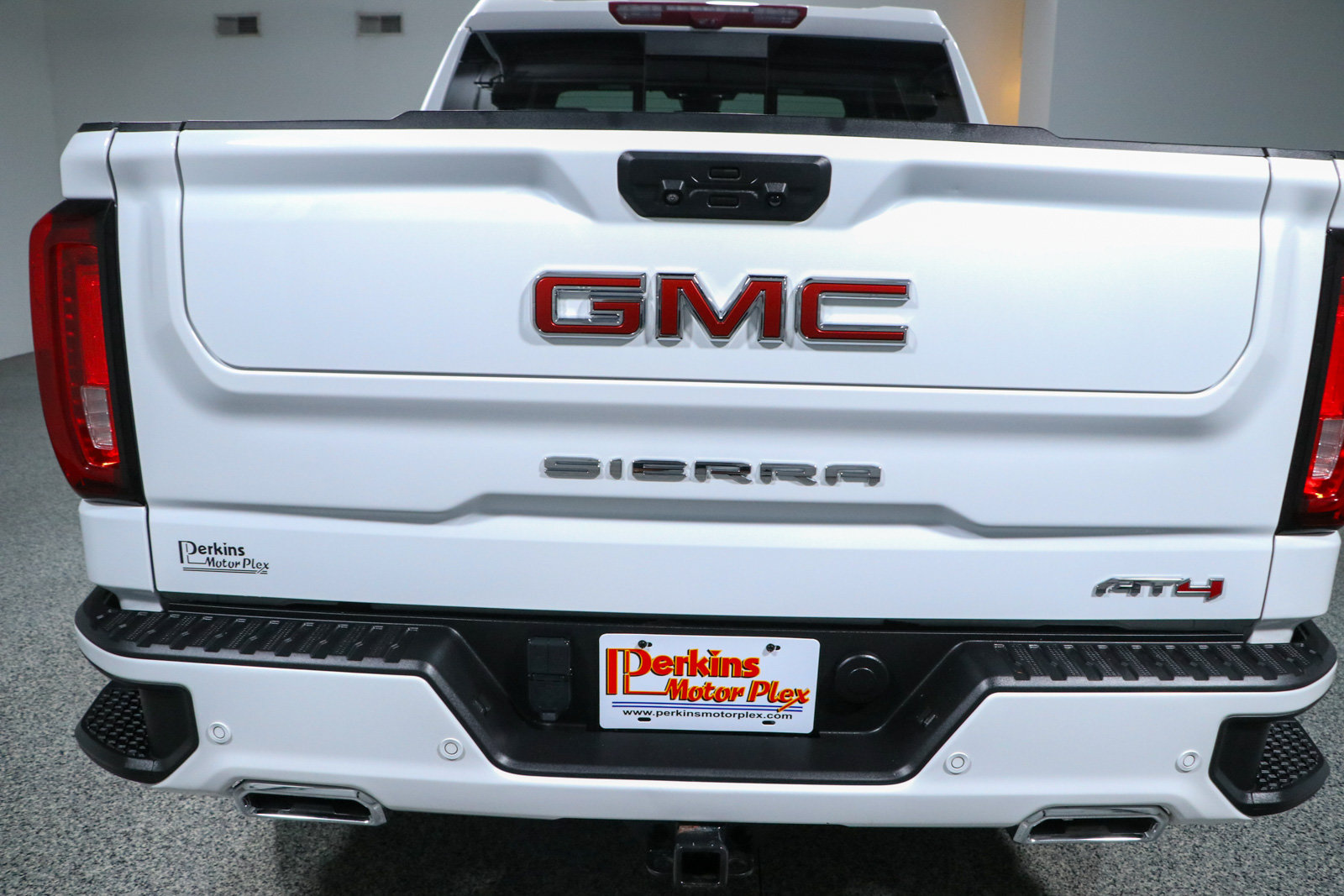 Used 2023 GMC Sierra 1500 AT4 w/ Technology Package AWD/4WD image 8