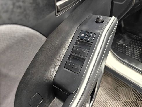 Used 2022 Toyota Highlander LE image 39