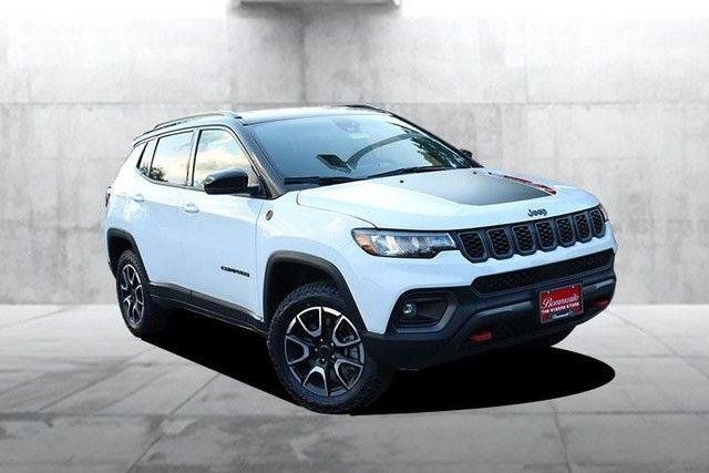 Used 2025 Jeep Compass Trailhawk AWD/4WD image 2