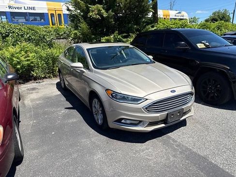 Used 2017 Ford Fusion SE w/ Fusion SE Technology Package FWD image 4