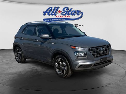 Used 2025 Hyundai Venue SEL FWD image 3