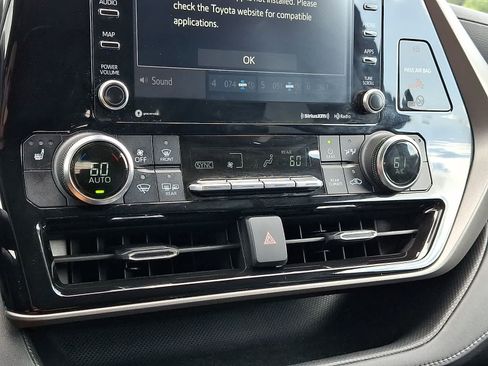 Certified 2022 Toyota Highlander XLE AWD/4WD image 20