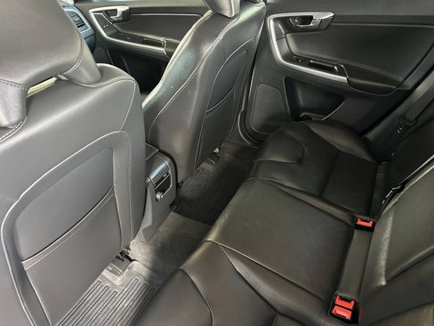 Used 2016 Volvo XC60 T5 Premier w/ Proximity Package FWD image 12