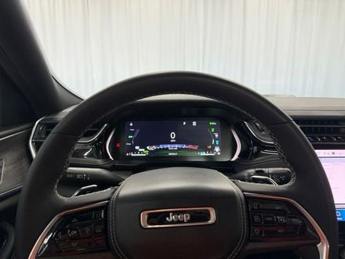 Used 2023 Jeep Grand Cherokee Overland AWD/4WD image 8